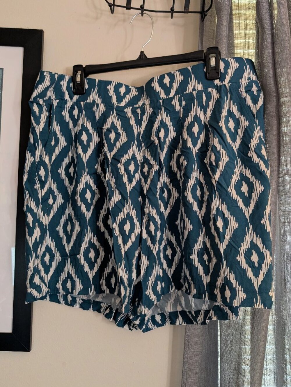 NWT Torrid Teal and White Print Shorts with Pockets Size 2